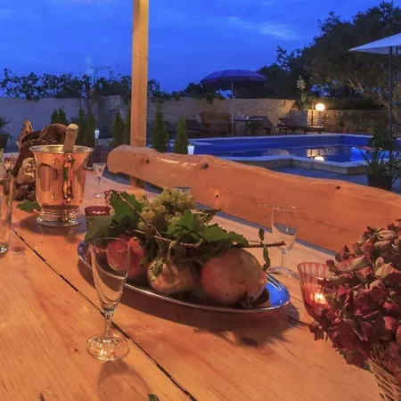 Natalia Peroj, Mit Privaten Pool Hébergement de vacances *